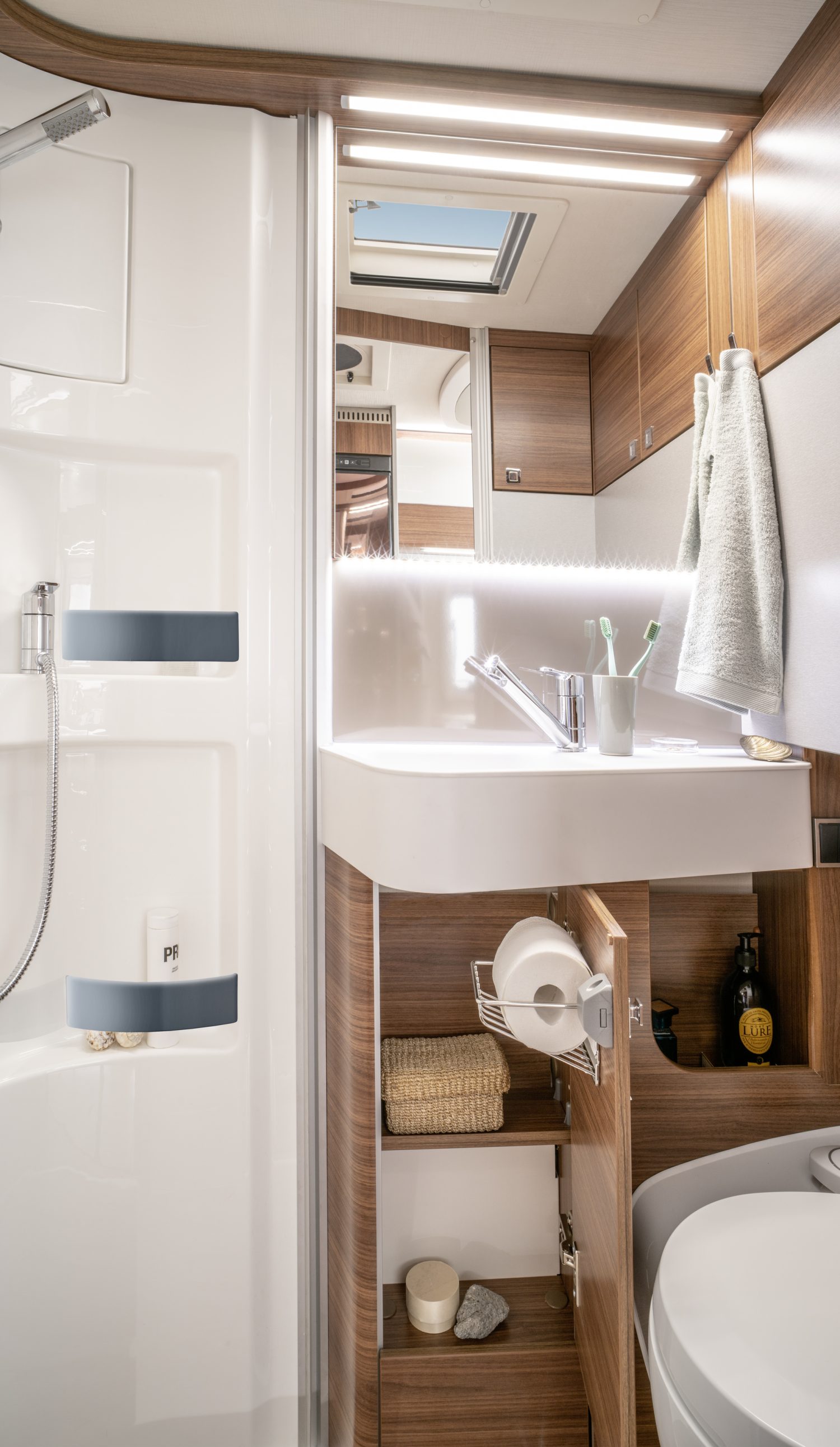 najem-avtodoma-ac-glavan-hymer-b-mc-i-600